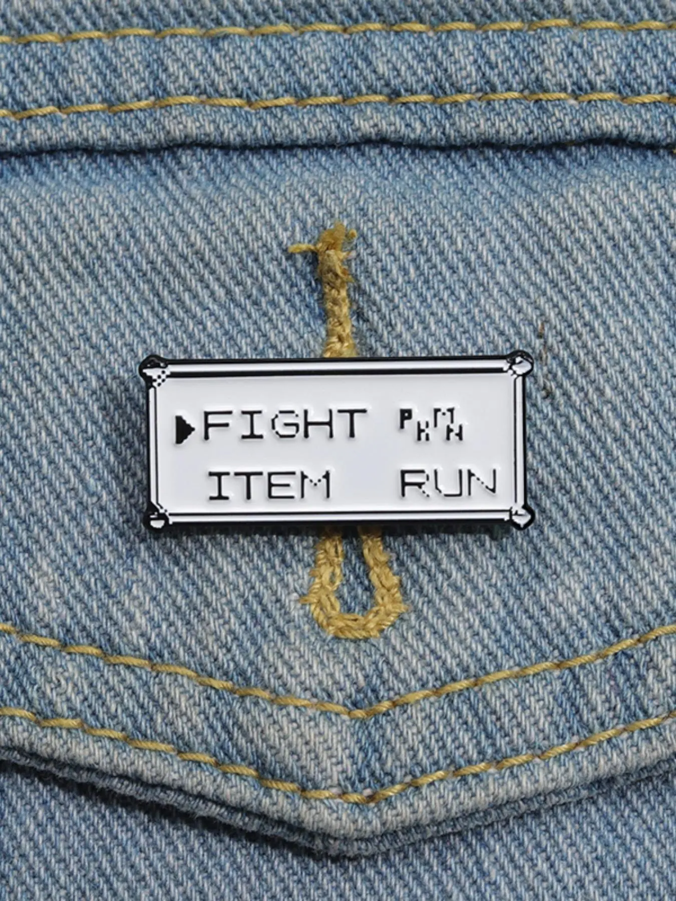 Brosche mit Buchstabenmuster,  – Men Accessories All Bewertung und Preis