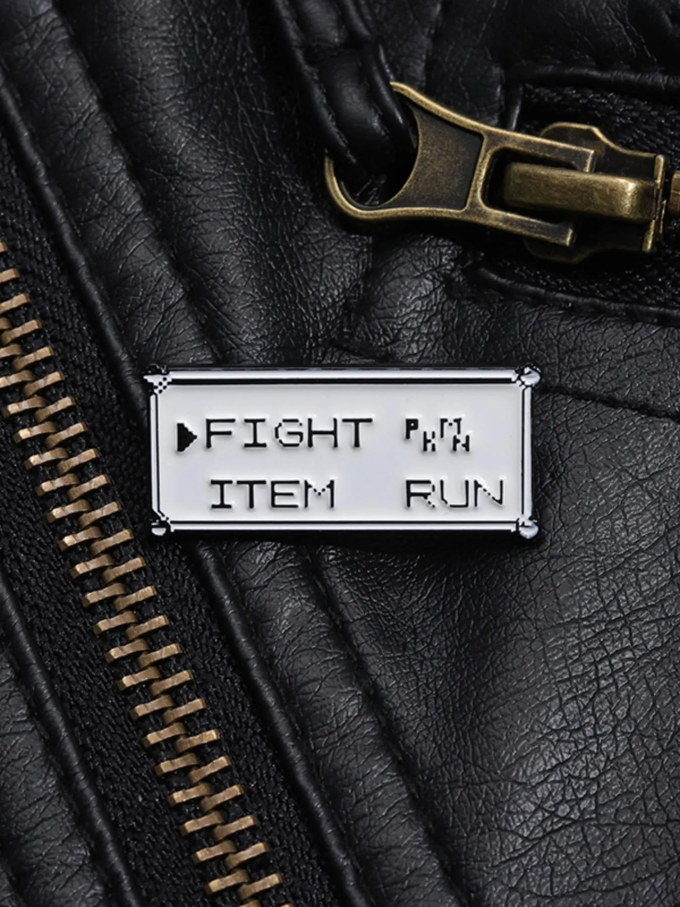 Brosche mit Buchstabenmuster,  – Men Accessories All Bewertung und Preis